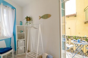 Interior - GuestHost - Comfortable, finely renovated two-room apartmentperfect toaccommodate up to 4 people, located on the first floor of a typical Ligurian building (NO lift) in the center of Sanremo, a few mt from the famous Casino. Nearby is Via Matteotti, the  (Sanremo)