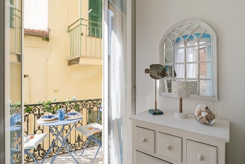 GuestHost - Comfortable, finely renovated two-room apartmentperfect toaccommodate up to 4 people, located on the first floor of a typical Ligurian building (NO lift) in the center of Sanremo, a few mt from the famous Casino. Nearby is Via Matteotti, the 