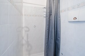 Douche, sèche-cheveux, bidet, serviettes fournies