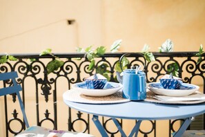 Outdoor dining - GuestHost - Comfortable, finely renovated two-room apartmentperfect toaccommodate up to 4 people, located on the first floor of a typical Ligurian building (NO lift) in the center of Sanremo, a few mt from the famous Casino. Nearby is Via Matteotti, the  (Sanremo)