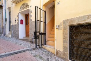 Exterior detail - GuestHost - Comfortable, finely renovated two-room apartmentperfect toaccommodate up to 4 people, located on the first floor of a typical Ligurian building (NO lift) in the center of Sanremo, a few mt from the famous Casino. Nearby is Via Matteotti, the  (Sanremo)