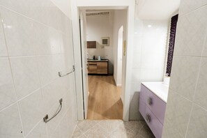 シャワー、ヘアドライヤー、ビデ、タオル
