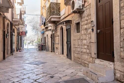 Cozy 30 sqm apartment in Barletta, ideal for 3 guests. Equipped with wifi and air conditioning to ensure maximum comfort. Enjoy relaxing moments on the balcony, soaking up the city's atmosphere. Located in an enviable position, just steps away from the h