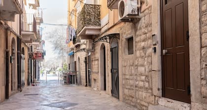 Cozy 30 sqm apartment in Barletta, ideal for 3 guests. Equipped with wifi and air conditioning to ensure maximum comfort. Enjoy relaxing moments on the balcony, soaking up the city's atmosphere. Located in an enviable position, just steps away from the h