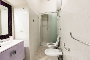 Douche, sĂšche-cheveux, bidet, serviettes fournies