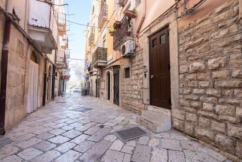 Cozy 30 sqm apartment in Barletta, ideal for 3 guests. Equipped with wifi and air conditioning to ensure maximum comfort. Enjoy relaxing moments on the balcony, soaking up the city's atmosphere. Located in an enviable position, just steps away from the h