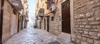 Cozy 30 sqm apartment in Barletta, ideal for 3 guests. Equipped with wifi and air conditioning to ensure maximum comfort. Enjoy relaxing moments on the balcony, soaking up the city's atmosphere. Located in an enviable position, just steps away from the h