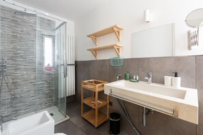 Chuveiro, secador de cabelo, bidê 