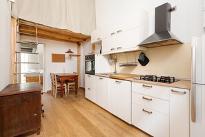 Køleskab, ovn, kogeplade, opvaskemaskine