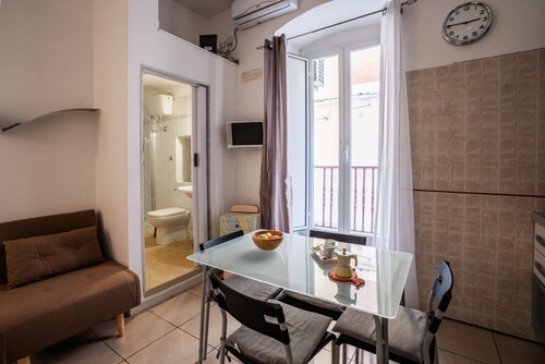 Cozy 30 sqm apartment in Barletta, ideal for 3 guests. Equipped with wifi and air conditioning to ensure maximum comfort. Enjoy relaxing moments on the balcony, soaking up the city's atmosphere. Located in an enviable position, just steps away from the h