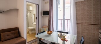 Cozy 30 sqm apartment in Barletta, ideal for 3 guests. Equipped with wifi and air conditioning to ensure maximum comfort. Enjoy relaxing moments on the balcony, soaking up the city's atmosphere. Located in an enviable position, just steps away from the h