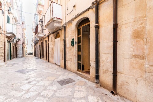 Cozy 30 sqm apartment in Barletta, ideal for 3 guests. Equipped with wifi and air conditioning to ensure maximum comfort. Enjoy relaxing moments on the balcony, soaking up the city's atmosphere. Located in an enviable position, just steps away from the h