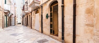 Cozy 30 sqm apartment in Barletta, ideal for 3 guests. Equipped with wifi and air conditioning to ensure maximum comfort. Enjoy relaxing moments on the balcony, soaking up the city's atmosphere. Located in an enviable position, just steps away from the h