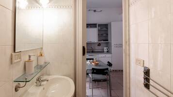 Fridge, stovetop, dishwasher, coffee/tea maker