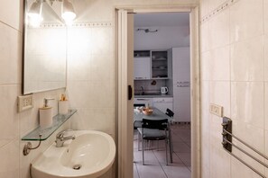 Fridge, stovetop, dishwasher, coffee/tea maker