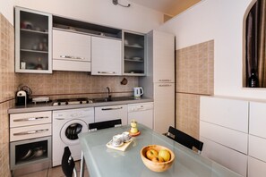 Réfrigérateur, surface de cuisson, lave-vaisselle, cafetière-théière