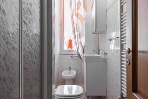 Shower, hair dryer, bidet - Comfortable apartment of about 70 sqmt ideal for 4 people is located in the western area of the city about 1 km from the central station of La Spezia, 1500 m from the departure of the boats for all the locations of the Gulf of Poets: Lerici Portovenere 5 (La Spezia)