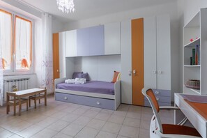 2 slaapkamers, een strijkplank/strijkijzer, wifi, beddengoed