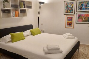 1 dormitori, planxa i posts de planxar, wifi i roba de llit 