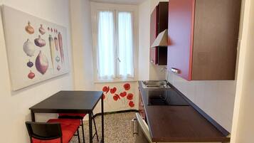 Frigorifero, microonde, piano cottura, tostapane