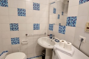 Shower, hair dryer, bidet - Cozy and modern studio apartment of approximately 30sqm, perfect for 2 people, located on the first floor of a building without a lift (a flight of stairs to access it). Ideal for individual travelers looking for temporary accommodation during trade fair (Milano)