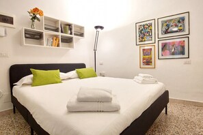 Iron/ironing board, WiFi, bed sheets - Cozy and modern studio apartment of approximately 30sqm, perfect for 2 people, located on the first floor of a building without a lift (a flight of stairs to access it). Ideal for individual travelers looking for temporary accommodation during trade fair (Milano)