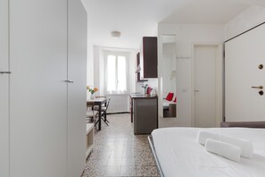 Iron/ironing board, WiFi, bed sheets