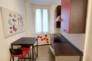 Fridge, microwave, stovetop, toaster - Cozy and modern studio apartment of approximately 30sqm, perfect for 2 people, located on the first floor of a building without a lift (a flight of stairs to access it). Ideal for individual travelers looking for temporary accommodation during trade fair (Milano)