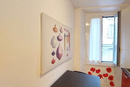 GuestHost - Cozy and modern studio apartment of approximately 30sqm, perfect for 2 people, located on the first floor of a building without a lift (a flight of stairs to access it). Ideal for individual travelers looking for temporary accommodation durin
