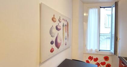 GuestHost - Cozy and modern studio apartment of approximately 30sqm, perfect for 2 people, located on the first floor of a building without a lift (a flight of stairs to access it). Ideal for individual travelers looking for temporary accommodation durin