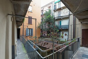 Property grounds - Cozy and modern studio apartment of approximately 30sqm, perfect for 2 people, located on the first floor of a building without a lift (a flight of stairs to access it). Ideal for individual travelers looking for temporary accommodation during trade fair (Milano)