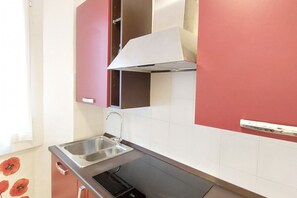 Réfrigérateur, micro-ondes, plaque de cuisson, grille-pain