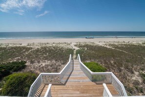 On the beach - Private Oceanfront Luxury Estate — Dual Residences, Hot Tubs & Panoramic Views (Holden Beach)