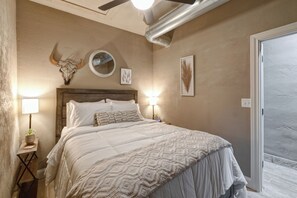 2 bedrooms, iron/ironing board, free WiFi, bed sheets - Belle Plain Inn Rustic Refuge (Baird)