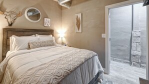 2 bedrooms, iron/ironing board, WiFi (free), bed sheets - Belle Plain Inn Rustic Refuge (Baird)