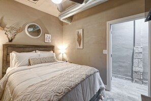 2 makuuhuonetta, silitysrauta/-lauta, ilmainen Wi-Fi, vuodevaatteet