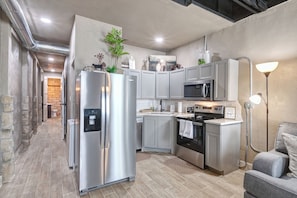 Jääkaappi, mikroaaltouuni, uuni, liesi