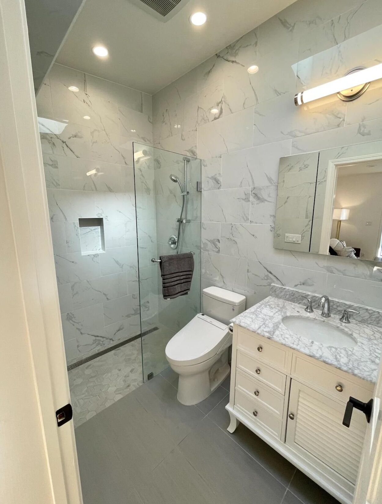 Chuveiro, secador de cabelo, toalhas de banho, sabonete