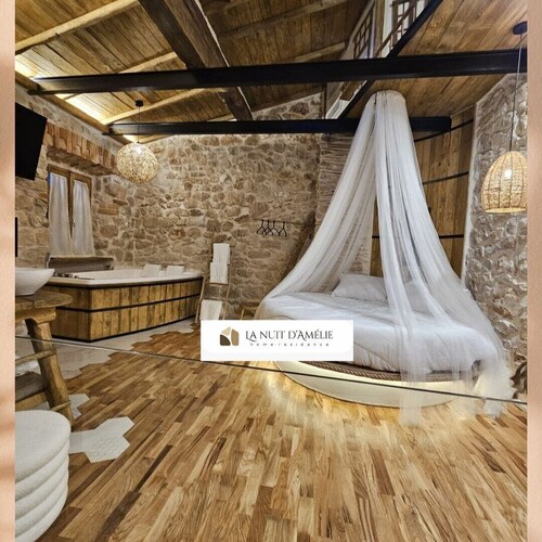 La Nuit d'Amélie.... a cozy retreat with hot tub.....