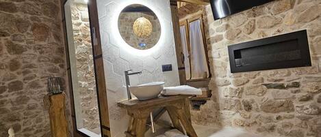 Regadera, tina de hidromasaje, secadora de cabello, toallas