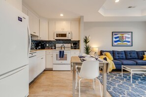 Fridge, microwave, oven, stovetop - Beach Retreat: Easy Walkable Living w/ Bikes & Coffee (Lewes)