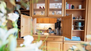 A kitchen with wooden cabinets, a sink, and various kitchen items. - Cozy heath idyll in the countryside (Schneverdingen)
