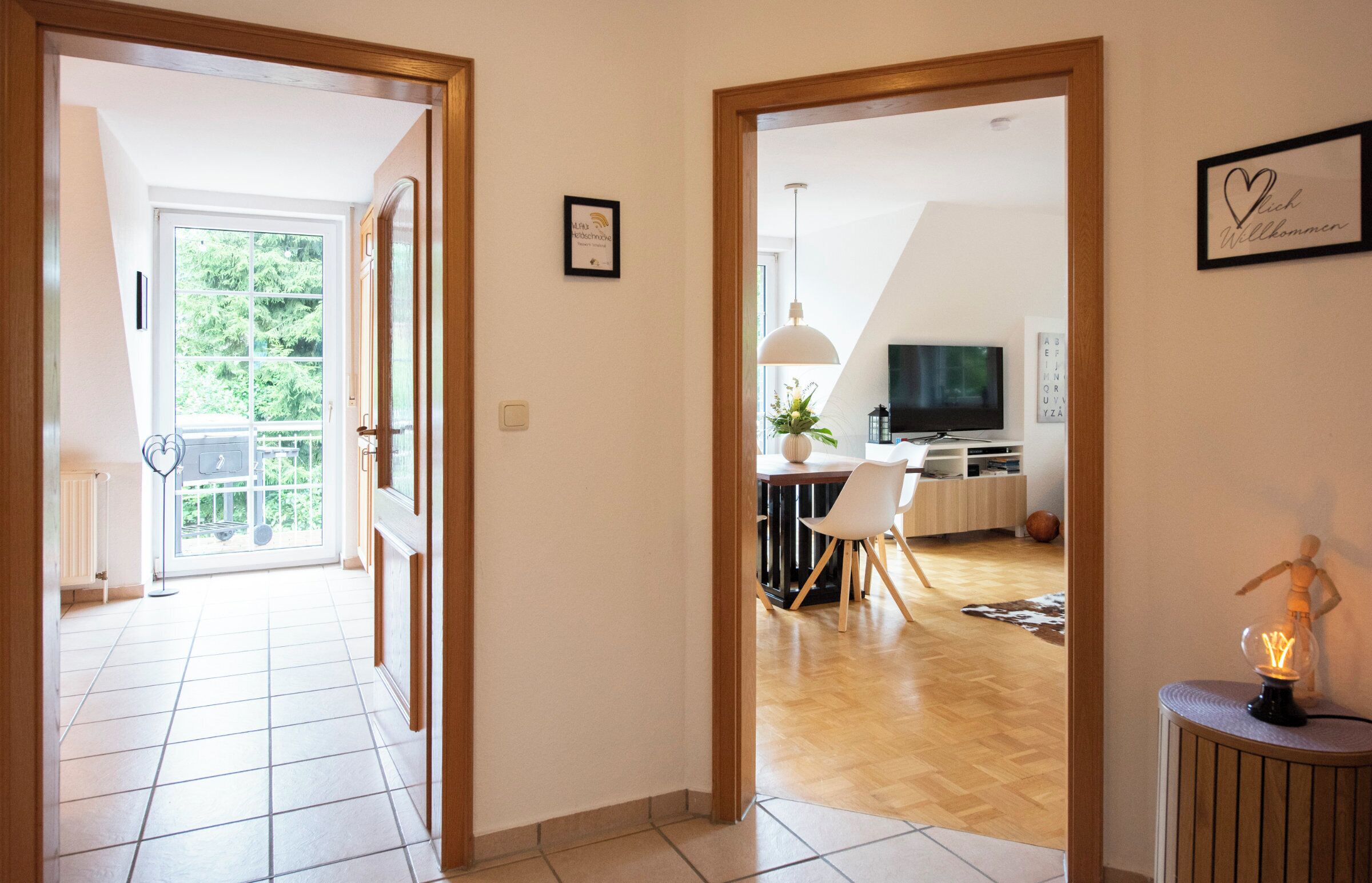 Ein modernes Interieur mit Essbereich, Fernseher und Pflanze.