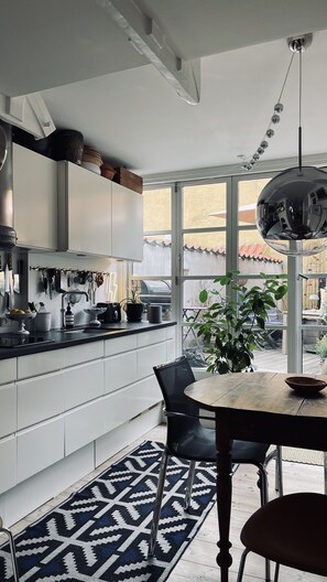 Een koelkast, een oven, een kookplaat, een vaatwasser