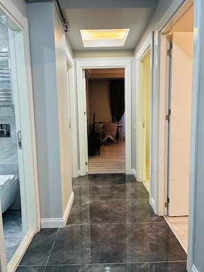 2 Schlafzimmer, schallisolierte Zimmer, Bügeleisen/Bügelbrett