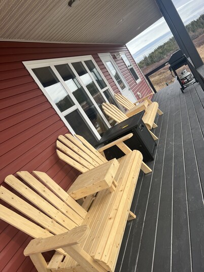 Cozy 2 bedroom bungalow overlooking scenic Twillingate harbour