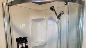Dusch, hårtork, handdukar och tvål