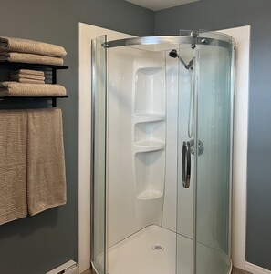 Douche, séchoir à cheveux, serviettes fournies, savon