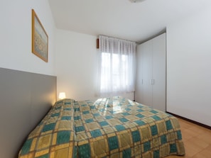 2 bedrooms, travel crib, WiFi, bed sheets