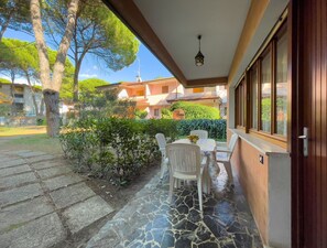 Outdoor dining - Cosy apartment for 7 people with WIFI, A/C, TV, terrace and pets allowed (Lignano Sabbiadoro)
